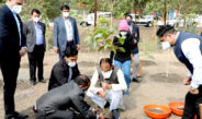 मुख्यमंत्री श्री चौहान ने स्मार्ट उद्यान में लगाये बादाम और काला शीशम के पौधे
